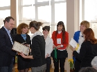 UAB ART INN  bendraturtis  Rokas Toomsalu drauge su LR Švietimo ir mokslo ministerijos Pagrindinio ir vidurinio ugdymo vyresniąja specialiste Laima Rutkauskiene,apdovanoja Dianą Mangevičiūtę, Vilniaus rajono Nemenčinės Gedimino gimnazijos mokinę (Olimpiados uždarymo akimirkos)